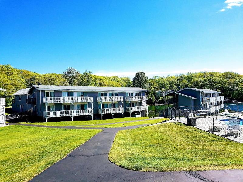 Smugglers Cove Inn Oceanfront Resort image