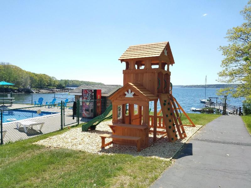 Smugglers Cove Inn Oceanfront Resort image
