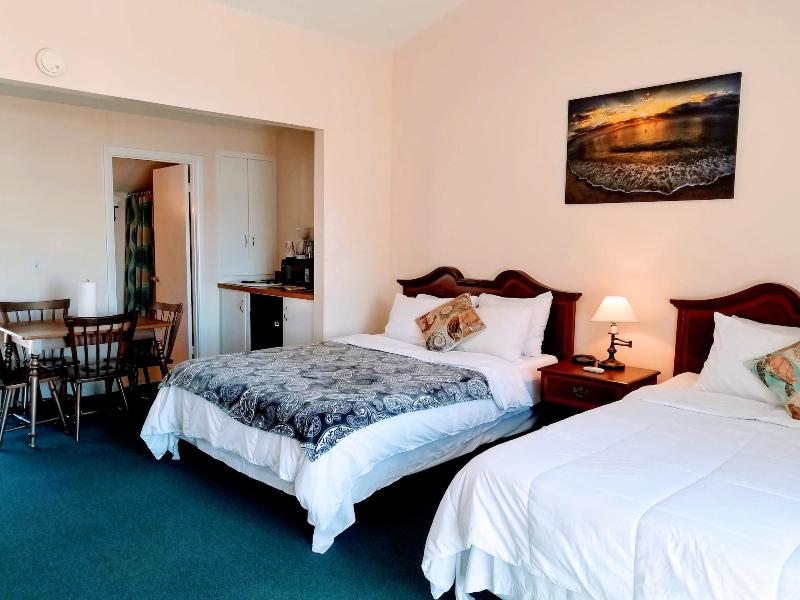 Smugglers Cove Inn Oceanfront Resort image