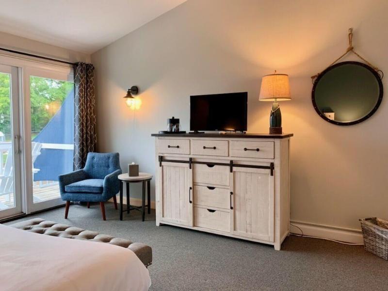Smugglers Cove Inn Oceanfront Resort image