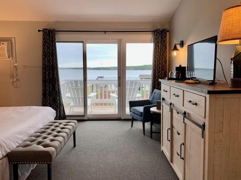 Smugglers Cove Inn Oceanfront Resort image