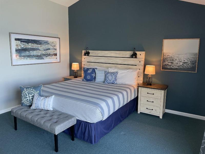 Smugglers Cove Inn Oceanfront Resort image