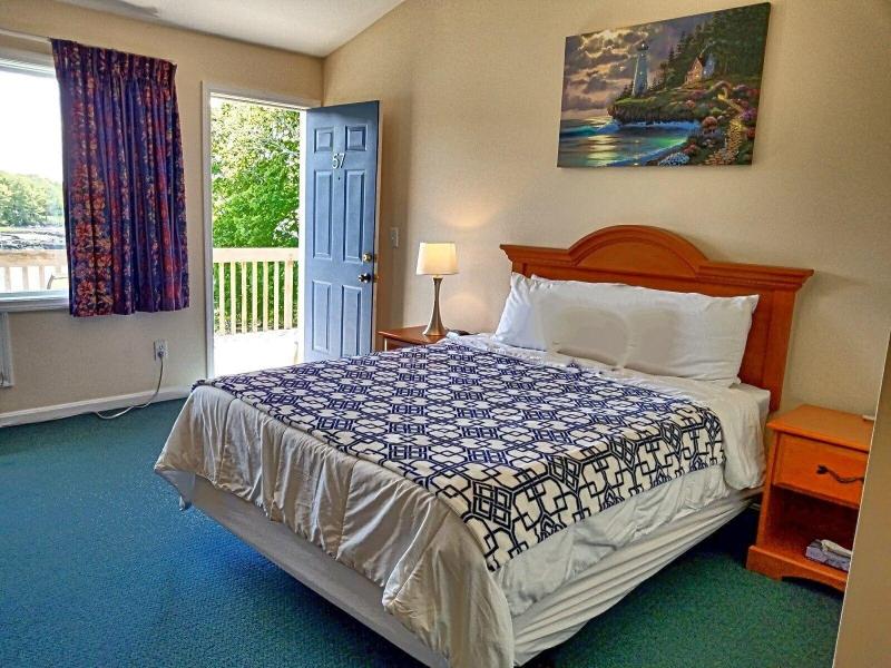 Smugglers Cove Inn Oceanfront Resort image