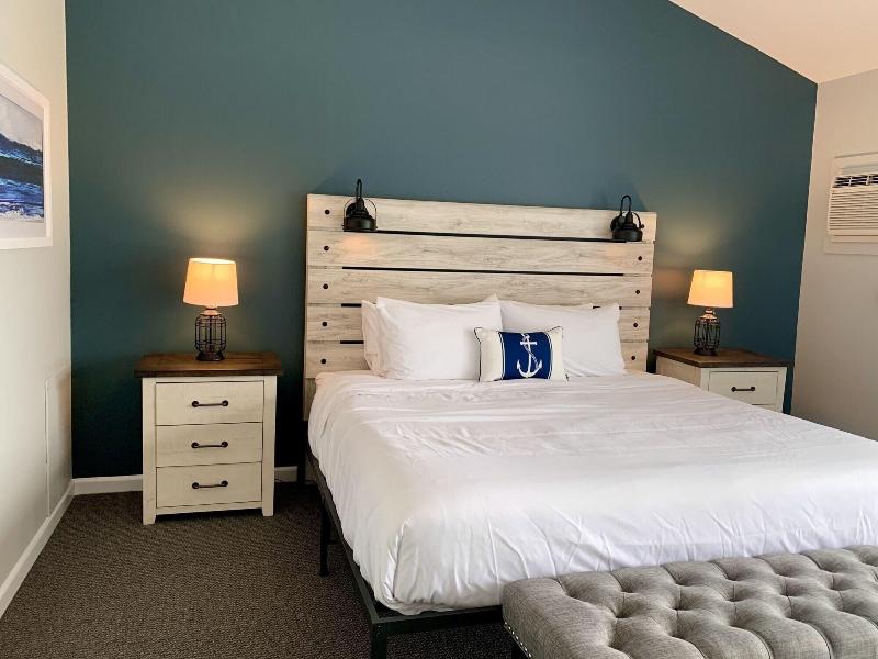 Smugglers Cove Inn Oceanfront Resort image