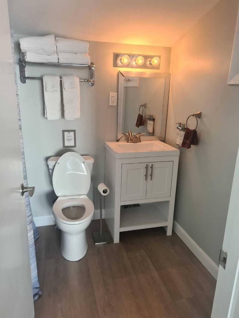 Smugglers Cove Inn Oceanfront Resort image