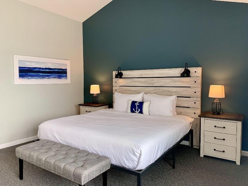 Smugglers Cove Inn Oceanfront Resort image