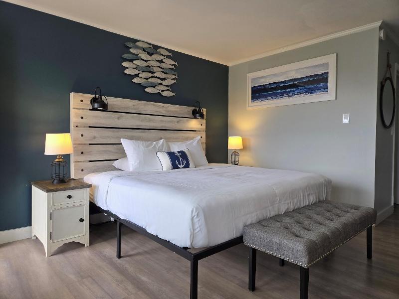 Smugglers Cove Inn Oceanfront Resort image