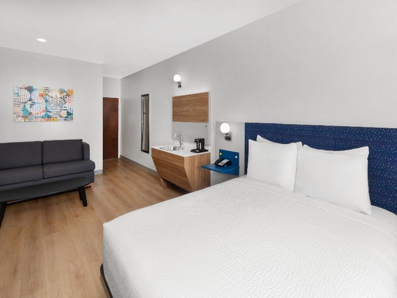 Microtel Inn & Suites By Wyndham Baton Rouge Airp image