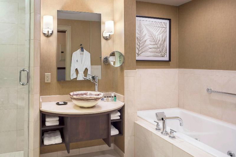 Sheraton Commander image