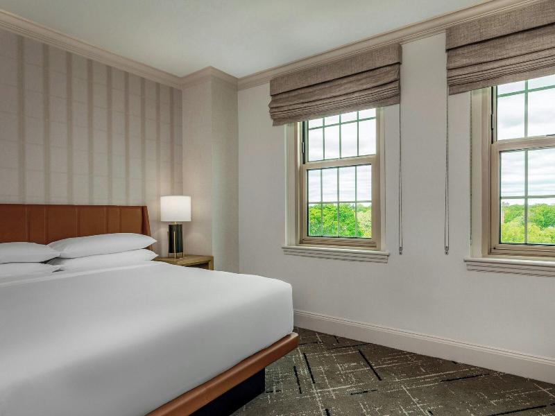 Sheraton Commander image