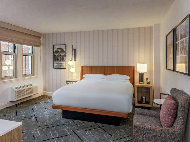 Sheraton Commander image
