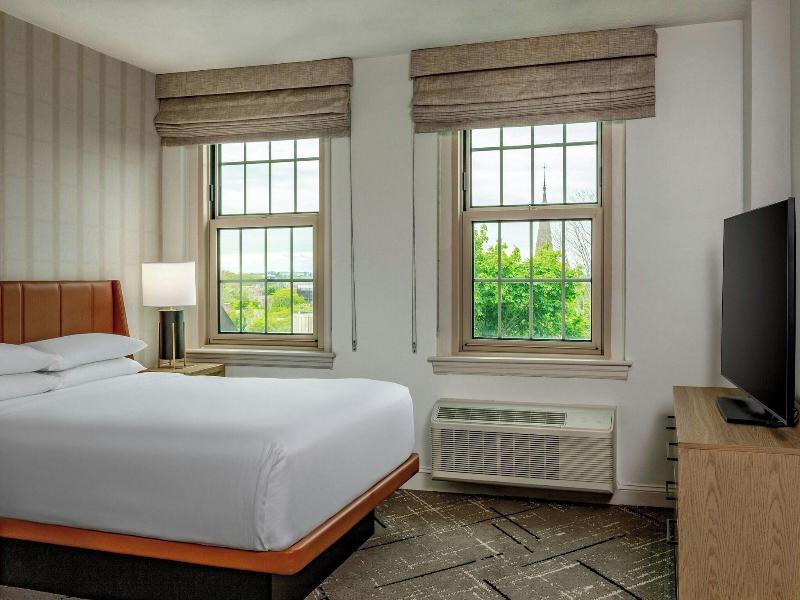 Sheraton Commander image