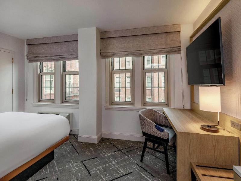 Sheraton Commander image