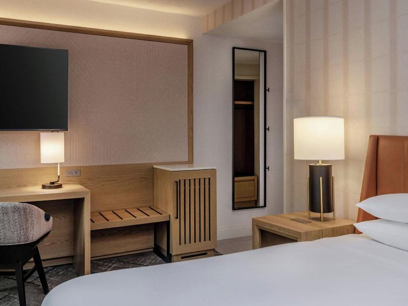Sheraton Commander image