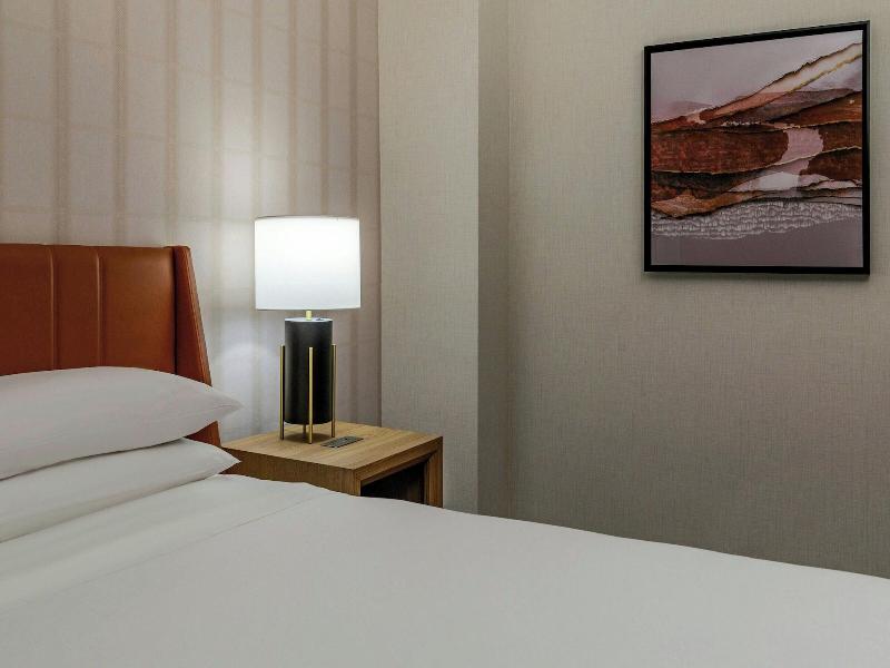 Sheraton Commander image