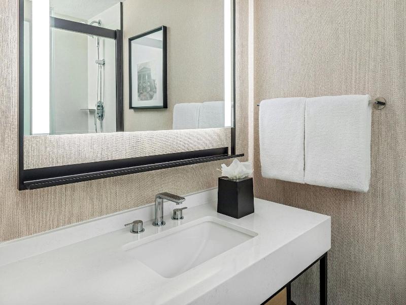 Sheraton Commander image