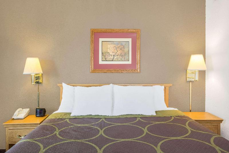 Super 8 by Wyndham Blytheville image 6