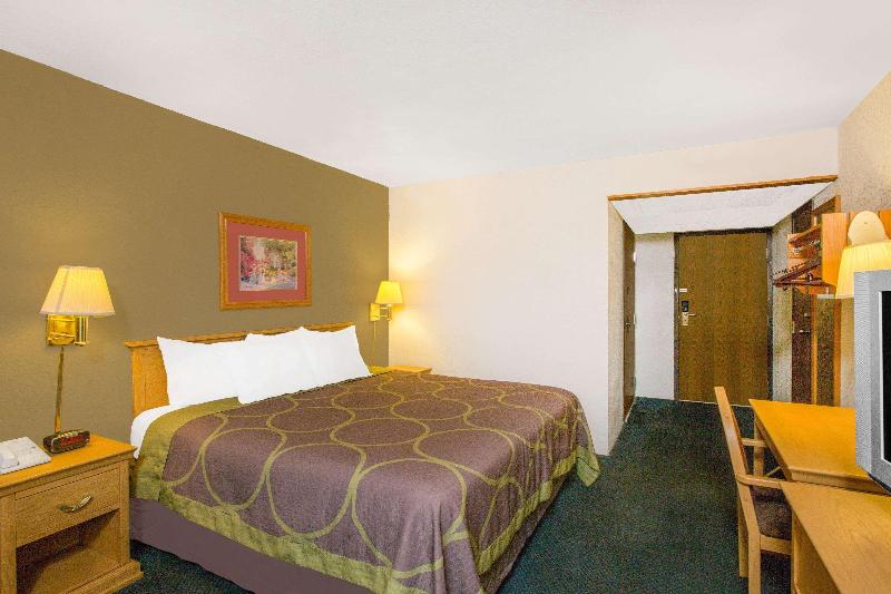 Super 8 by Wyndham Blytheville image 2
