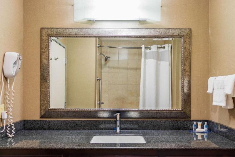 Comfort Inn & Suites Plainville-Foxboro image