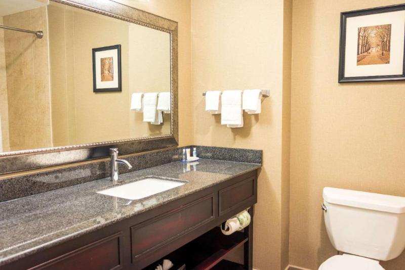 Comfort Inn & Suites Plainville-Foxboro image