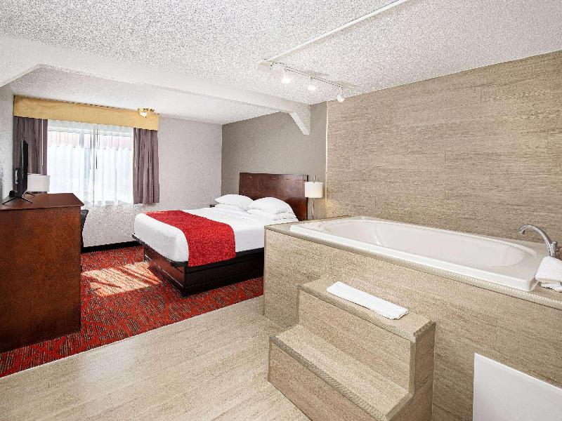 Ramada by Wyndham Bowling Green image