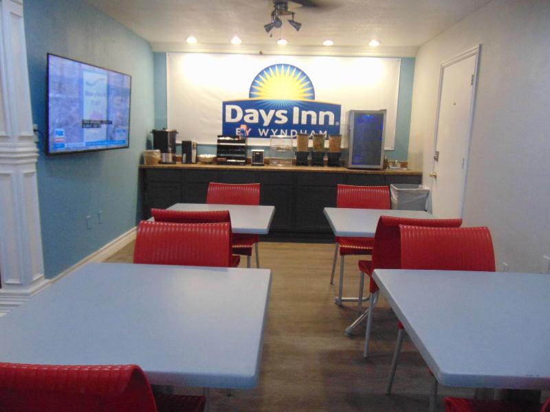 Days Inn by Wyndham Victorville/Hesperia I-15 & P image