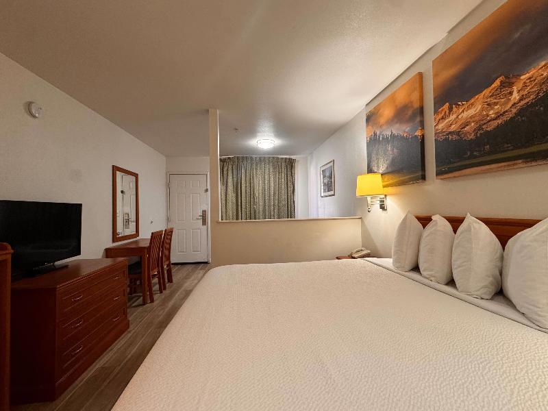 Days Inn by Wyndham Bishop image