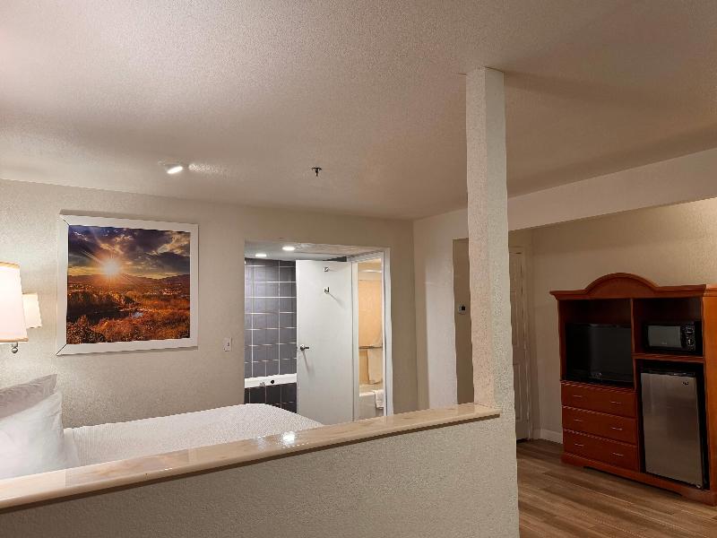 Days Inn by Wyndham Bishop image