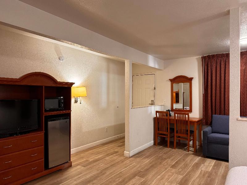 Days Inn by Wyndham Bishop image