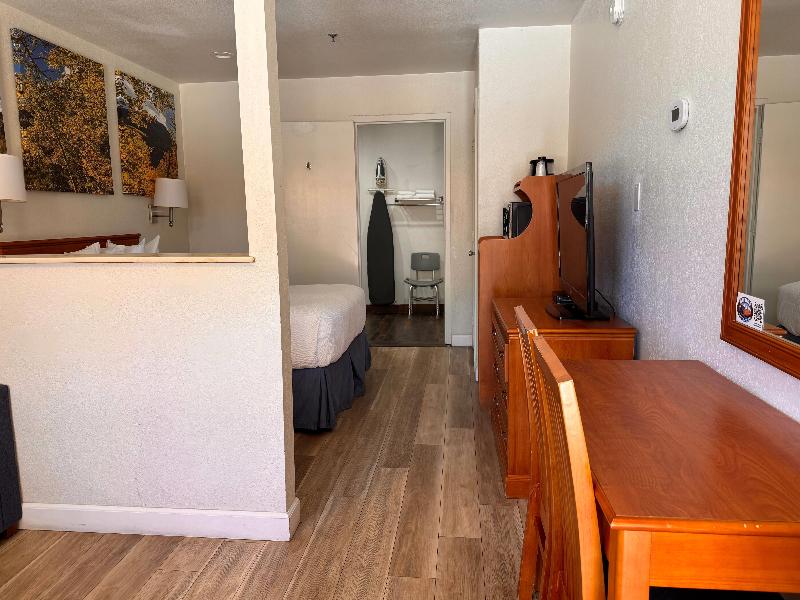 Days Inn by Wyndham Bishop image