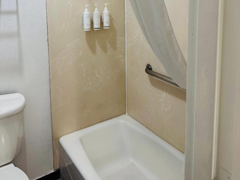 Days Inn by Wyndham Bishop image