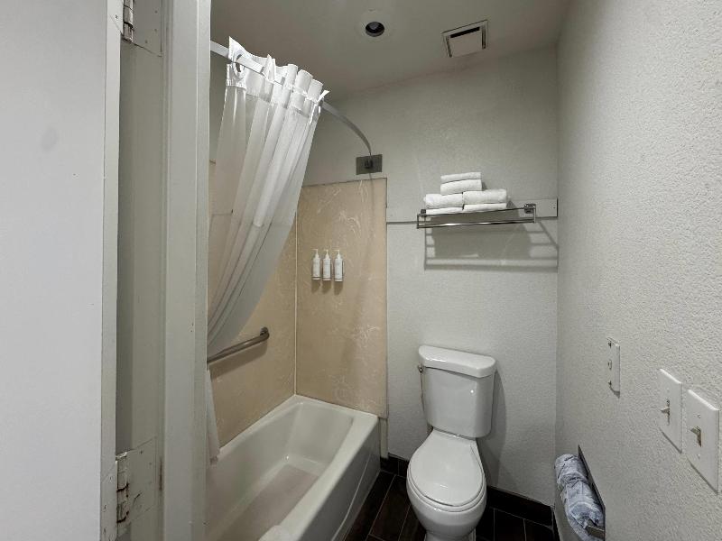 Days Inn by Wyndham Bishop image
