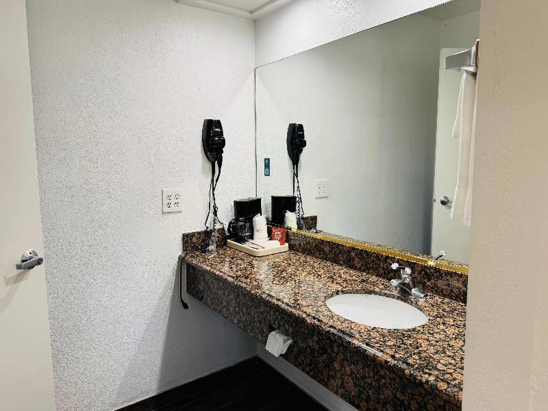 Days Inn by Wyndham Bishop image