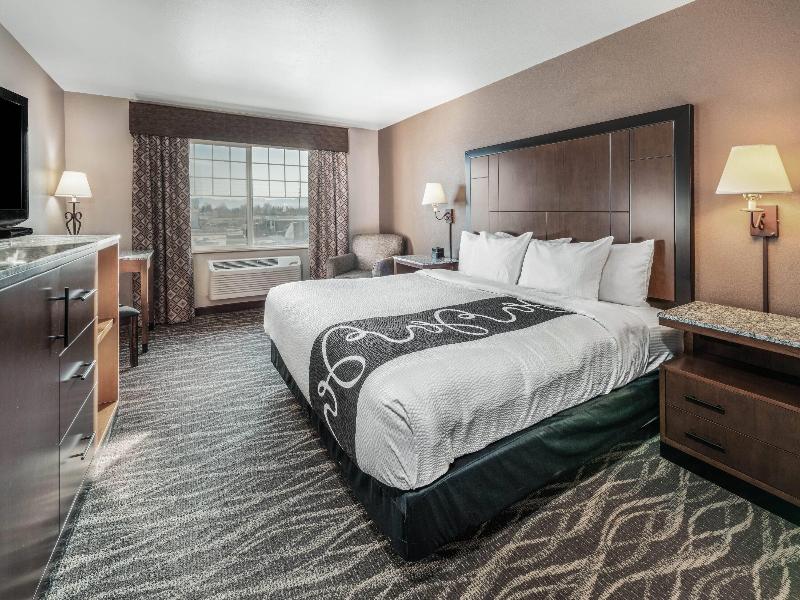 La Quinta Inn & Suites by Wyndham Belgrade - Bozem image