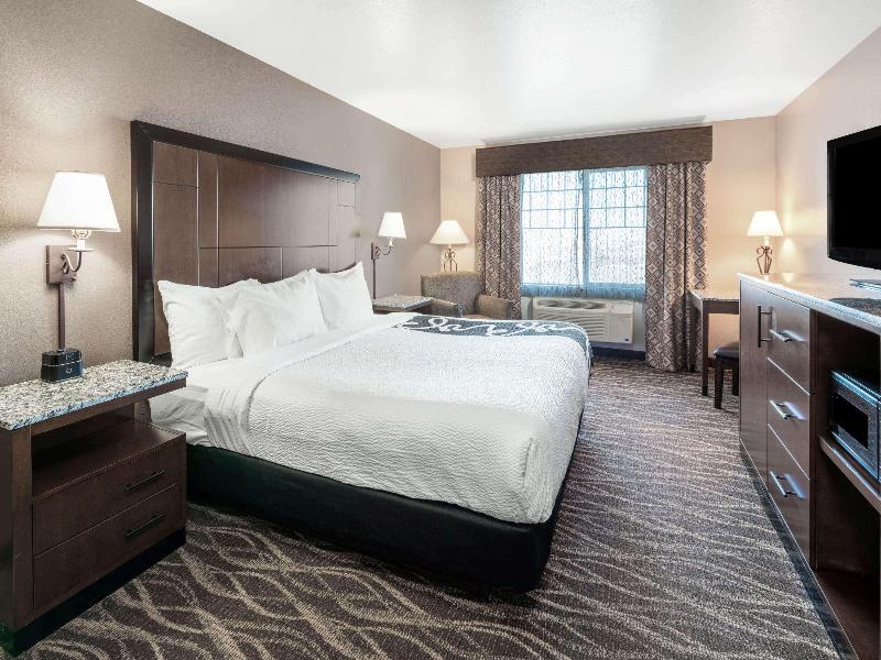 La Quinta Inn & Suites by Wyndham Belgrade - Bozem image