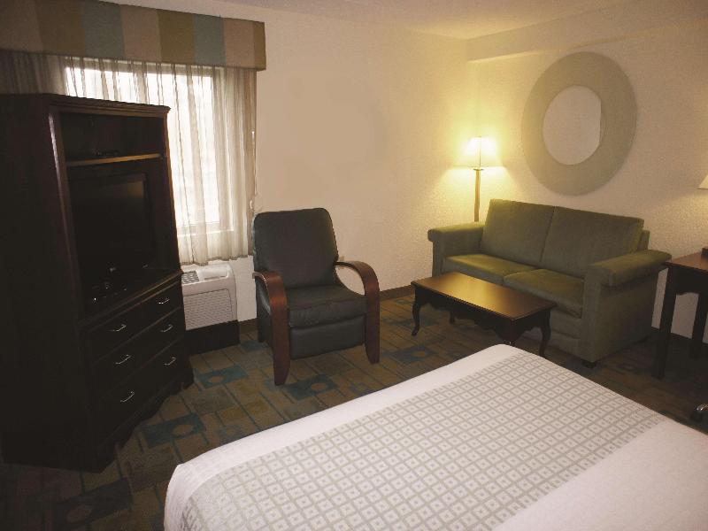 La Quinta Inn & Suites Boston Somerville image