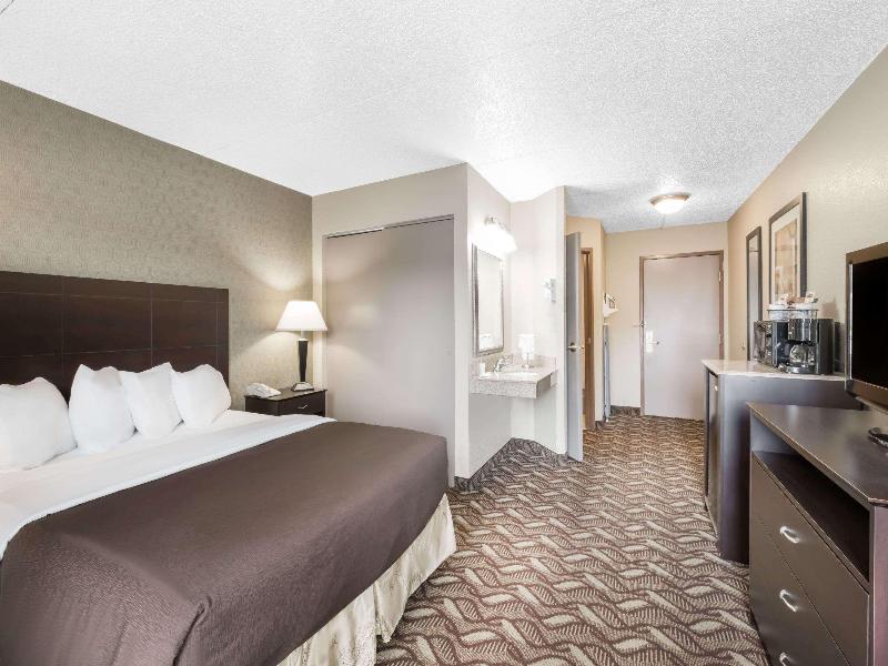 Days Inn by Wyndham Bismarck image