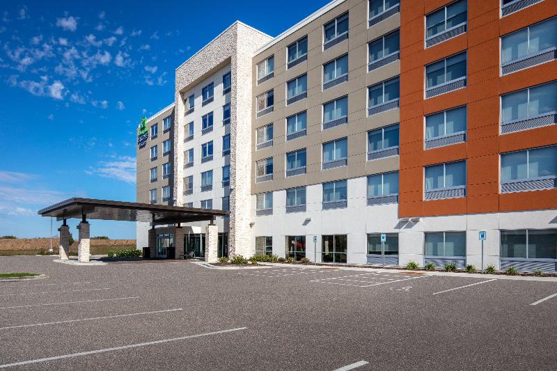 Holiday Inn Express & Suites Beloit image
