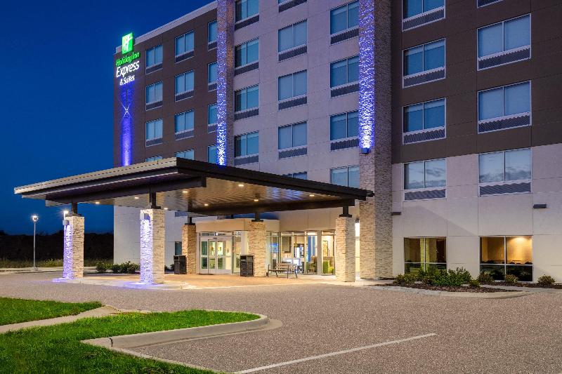 Holiday Inn Express & Suites Beloit image