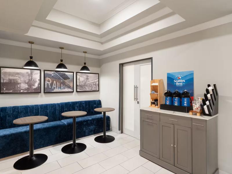 La Quinta Inn & Suites by Wyndham Bessemer image