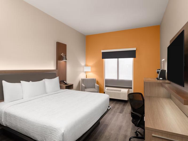 La Quinta Inn & Suites by Wyndham Bessemer image