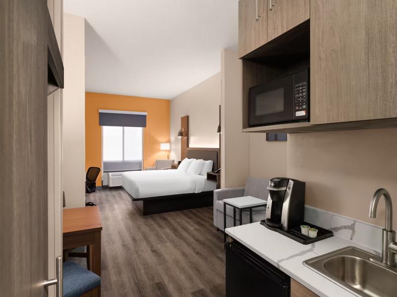 La Quinta Inn & Suites by Wyndham Bessemer image