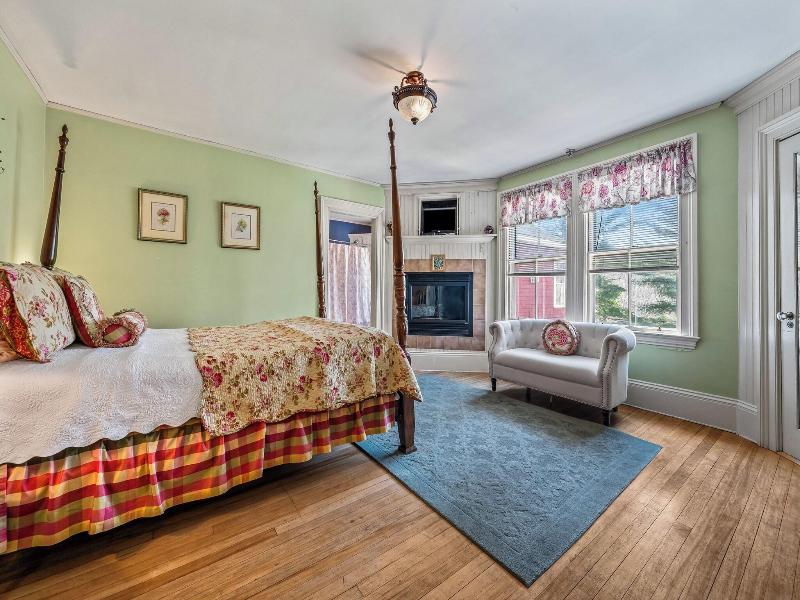DOUBLE SUPERIOR QUEEN BED