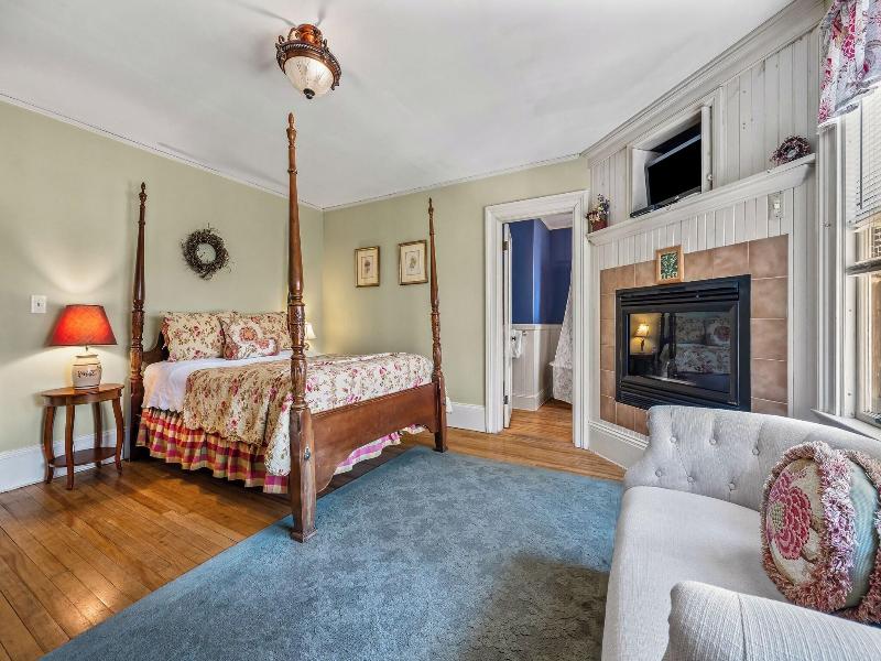 DOUBLE SUPERIOR QUEEN BED