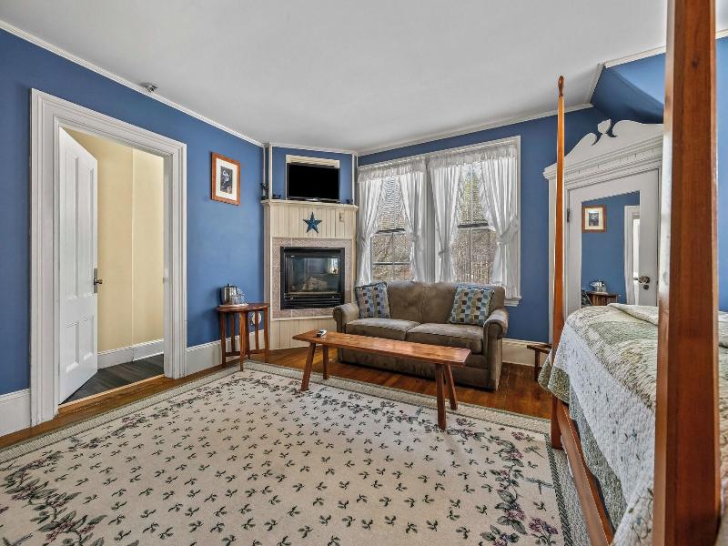 DOUBLE SUPERIOR QUEEN BED — photo 4