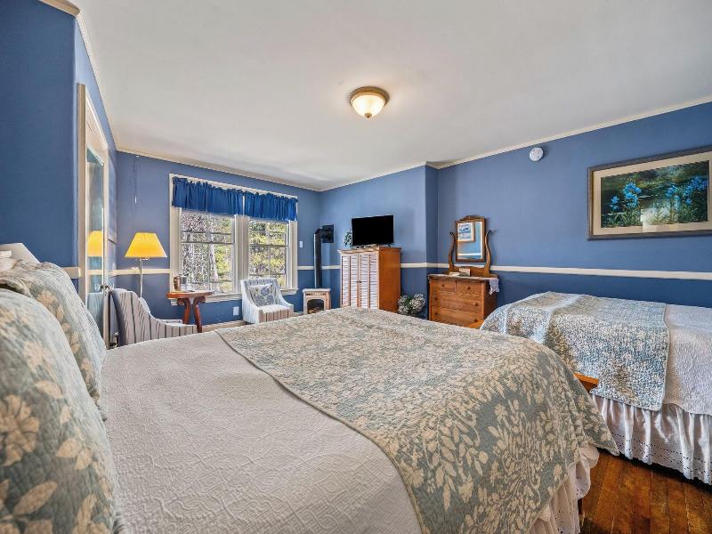 QUADRUPLE TWO QUEEN BEDS — photo 4