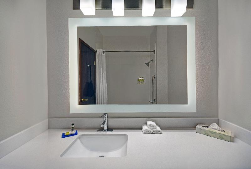 Holiday Inn Express Marshall photo 17