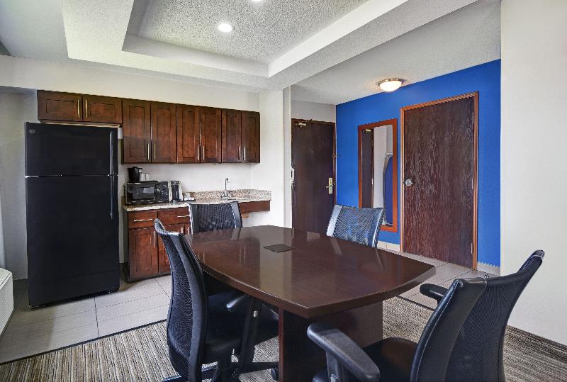Holiday Inn Express Marshall photo 21