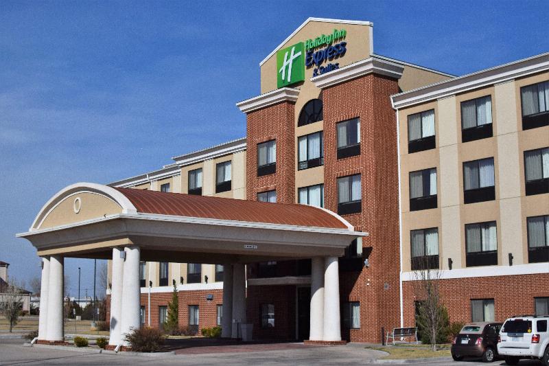 Holiday Inn Express Hotel & Suites Pratt