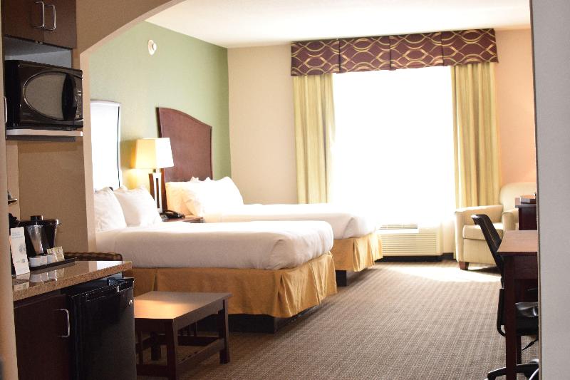 Holiday Inn Express Hotel & Suites Pratt 4